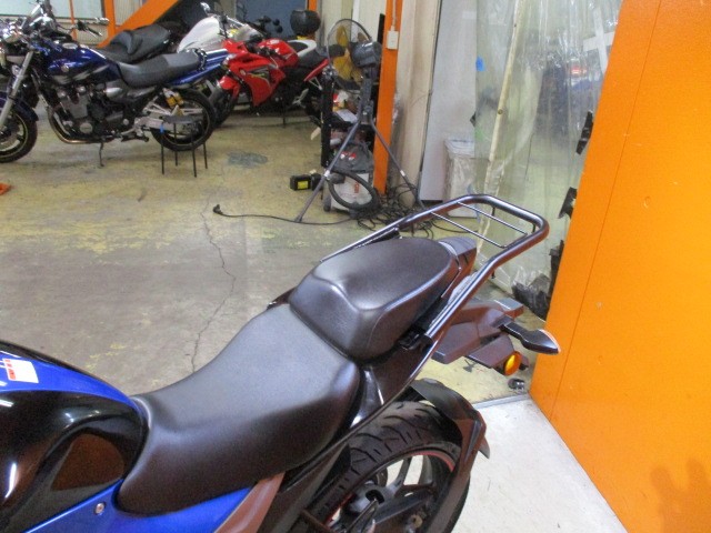 シートもこの通り破れもなければへたりもありません！社外キャリア装備ですからＢＯＸも楽々装着！！